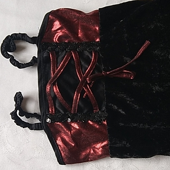 Spirit Halloween 2 Piece Female Vampire Costume - Picture 2 of 8